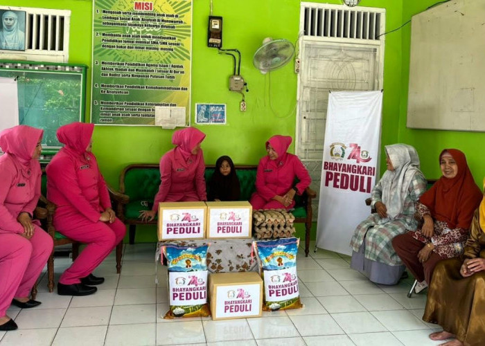 Rayakan HKGB ke-74 dengan Berbagi, Bhayangkari Prabumulih Kunjungi Anak Panti