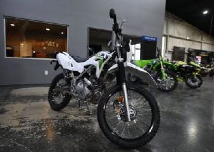 Kawasaki KX112 2026 vs Yamaha YZ85 LW, Mana Motor Supermini Terbaik?