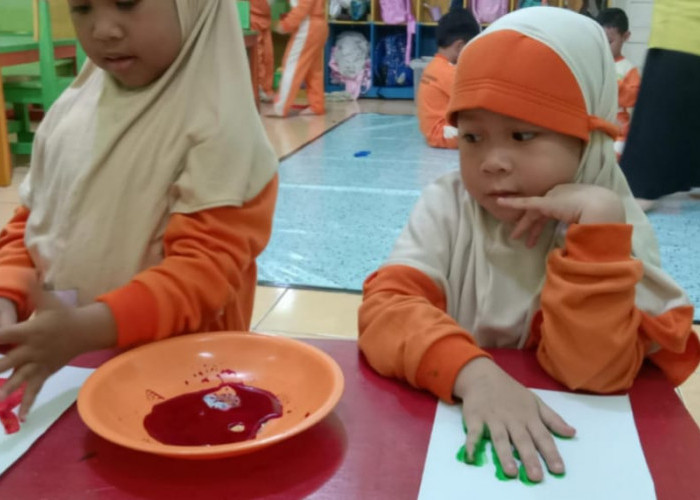 Belajar Bersyukur Sejak Dini, Siswa TK IT Al Hasanah Prabumulih Berkarya Lewat Cap Tangan