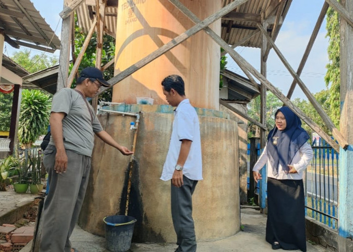 Sumur Kering, Warga Karang Raja Ambil Air di Kantor Kelurahan 