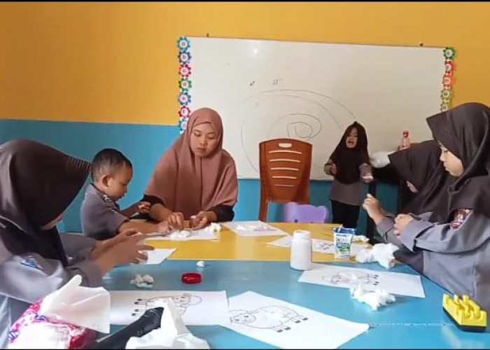 Seru dan Edukatif, TK IT Shoutul Quran Prabumulih Asah Motorik Lewat Kolase Domba