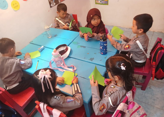 Asah Kreativitas Anak, TK Ladas Berendai Berkreasi Membuat Gurita