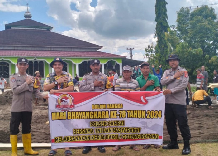 Keren! Polisi Polsek Cambai Prabumulih Bantu Warga Gotong Royong Pasang Conblok di Halaman Masjid Al Muttaqin 