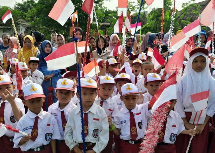 Kobarkan Semangat 45, Ratusan Pelajar Desa Jiwa Baru Gelar Pawai Bendera Merah Putih 