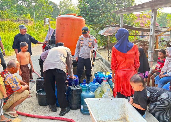 Sumur Warga Mulai Mengering, Polsek RKT dan BPBD Salurkan 5.000 Liter Air Bersih