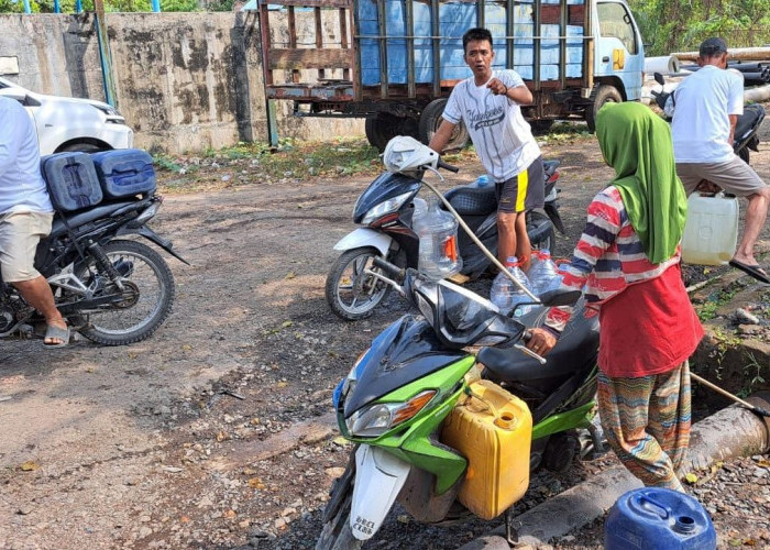 Air Sumur Habis, Warga Prabumulih Bolak-balik Angkut Air Gratis