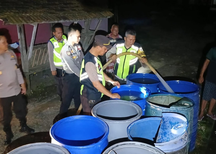 Polres Prabumulih Distribusikan Air Bersih, ke Warga Terdampak Pemadaman Lampu  