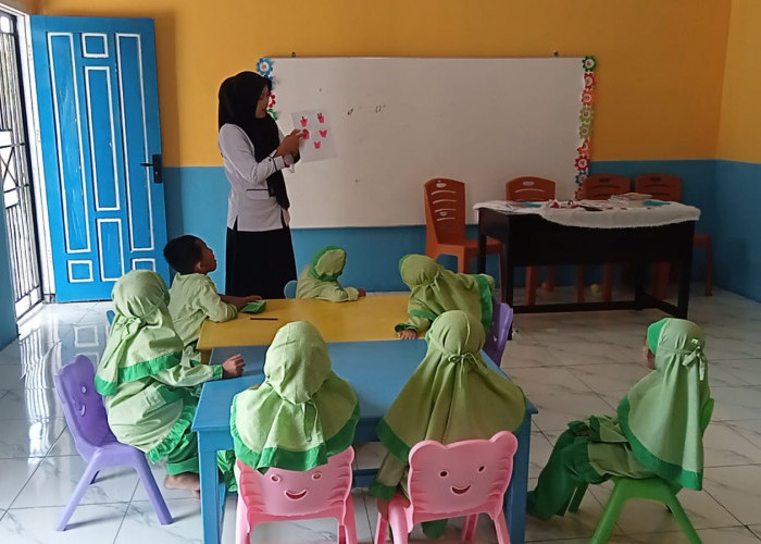 TK IT Shoutul Quran Prabumulih Asah Kreativitas Anak Lewat Kolase Berbahan Pipet