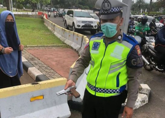 Todongkan Pistol ke Paspampres di Depan Istana Negara, Perempuan Bercadar Diamankan