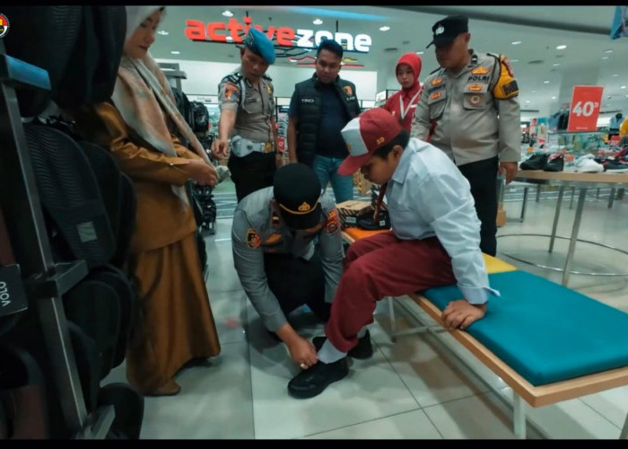 Bocah SD di Prabumulih Diajak Polisi Belanja Seragam Baru, Kisahnya Bikin Haru
