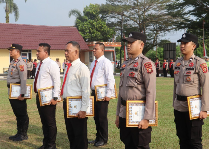 Kapolres Prabumulih Beri Penghargaan kepada 8 Personel Berprestasi, Ungkap Kasus 3C hingga Narkoba