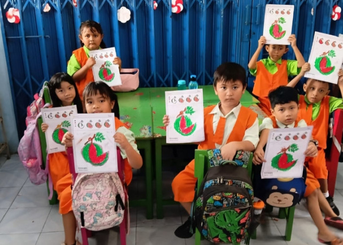 Usai PJJ, Siswa TK Ladas Berendai Prabumulih Belajar Jual Beli Semangka