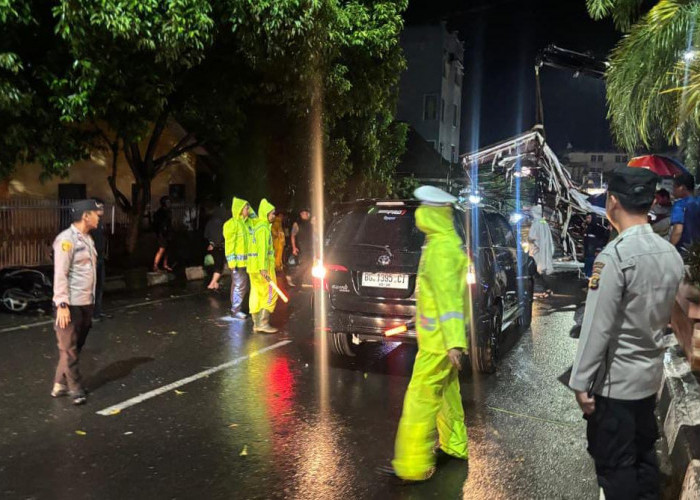 Cuaca Ekstrem Terjang Prabumulih, Baleho Roboh Timpa Mobil dan Atap Rumah Warga Terbang