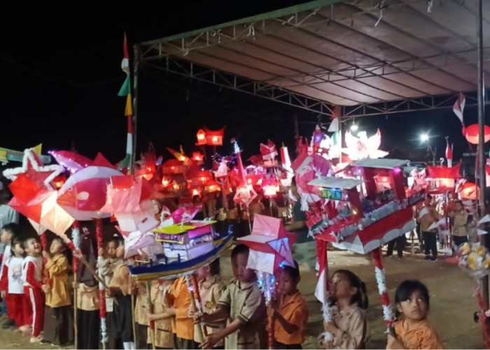 Semarak HUT RI ke-81, Siswa SDN 05 Lubai Ramaikan Pawai Obor di Malam 17 Agustus