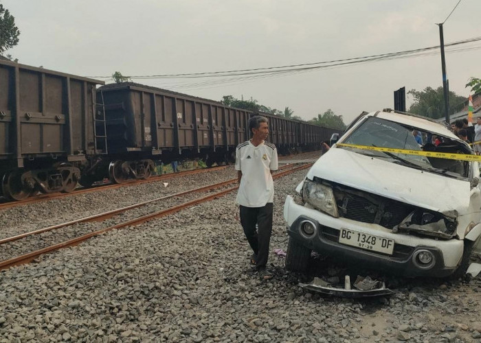 Klakson KA Bukit Serelo Dibunyikan 35 Kali, Panther Tetap Melintas di Rel Pakjo: Mobil Terseret 20 Meter 