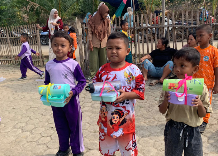 Tak Hanya Anak-anak, Wali Murid TK Kasih Ibu Ikut Ramaikan Lomba HUT RI