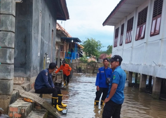 4 KK Terpaksa Mengungsi Akibat Banjir yang Tak Kunjung Surut