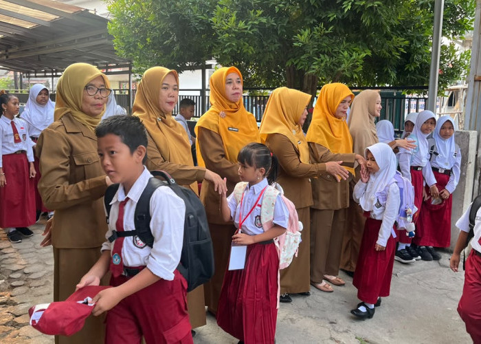 MPLS SDN 39 Prabumulih Dimulai, Guru Sambut Hangat Siswa Baru dan Latih Kemandirian