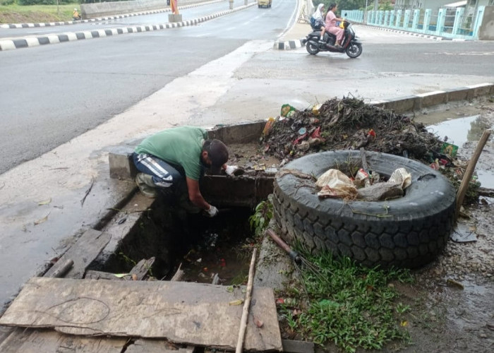 Antisipasi Banjir, Kelurahan Patih Galung Bersihkan Saluran Drainase 