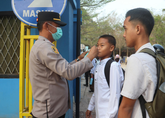 Cegah Paparan Kabut Asap, Polres Prabumulih Bagikan Ribuan Masker kepada Pelajar