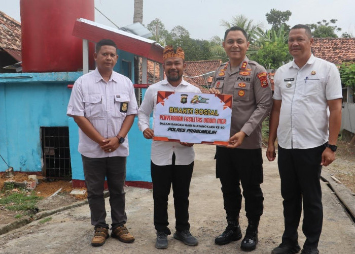Hari Bhayangkara ke-80, Polres Prabumulih Bangun MCK Umum dan Bagikan Sembako untuk Warga Pangkul
