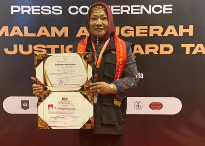 Asniliaty Lurah Mangga Besar Prabumulih, Terima Penghargaan Non Litigation Peacemaker