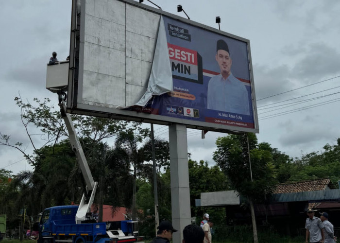 Masa Tenang, Bawaslu Prabumulih Lakukan Penertiban APK di Berbagai Titik