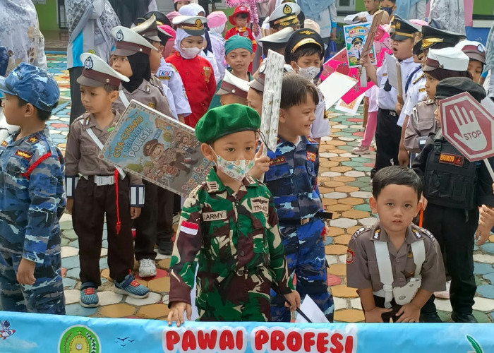 Kenakan Kostum Profesi Impian, Siswa TK IT Al Hasanah Prabumulih Antusias Ikuti Pawai