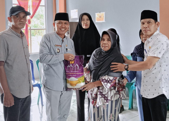 Momentum Ramadan, Camat Prabumulih Barat Salurkan Bantuan Beras untuk Warga