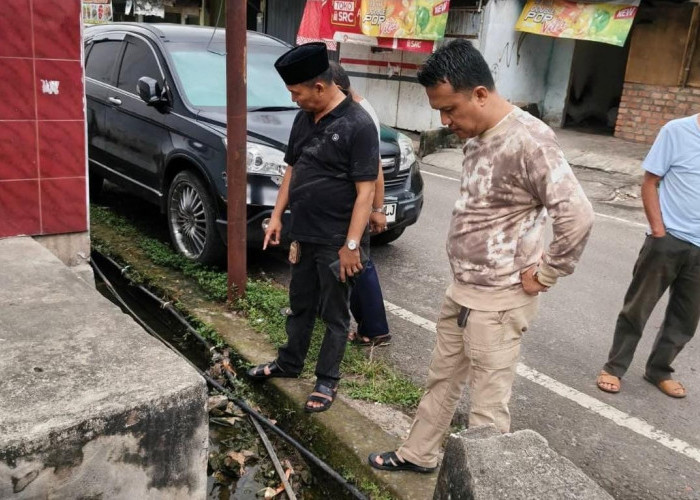 Jalan Veteran Banjir Lagi, Camat Prabumulih Utara Turun Tangan