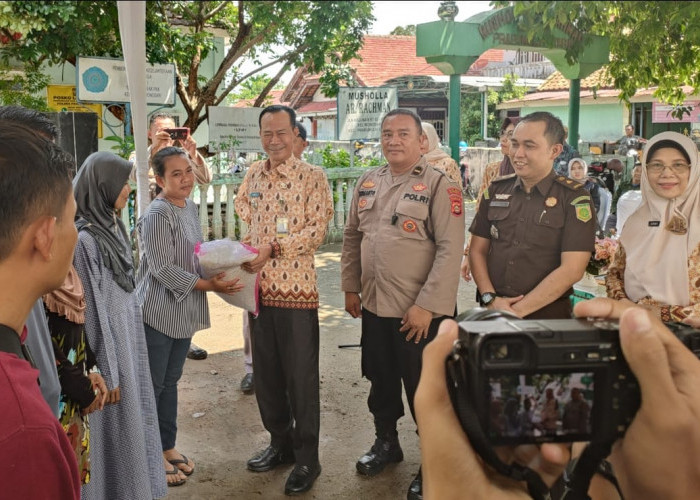 Ribuan KPM Terima Bantuan Beras CPPD, Pj Wako Prabumulih : Untuk Dimakan Jangan Dijual 