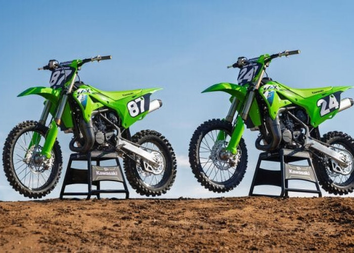 Kawasaki KX112 2026 vs Yamaha YZ112, Mana Motor Trail Mini Pilihanmu