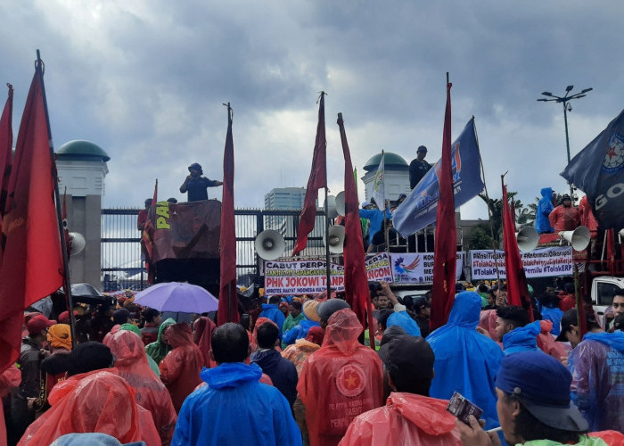 Ribuan Buruh Tetap Demo Tolak Perpu Ciptaker di DPR