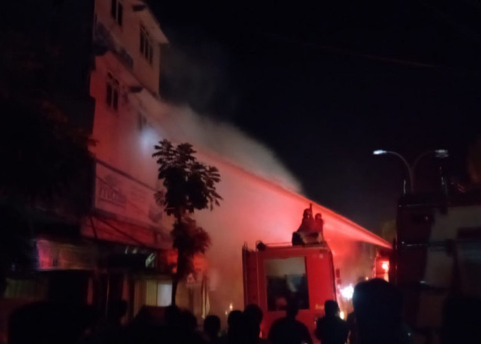 Toko Mebel Jati Jaya Sejahtera Prabumulih Dilalap Api, 4 Unit Damkar Dikerahkan :  Kerugian Rp 250 Juta