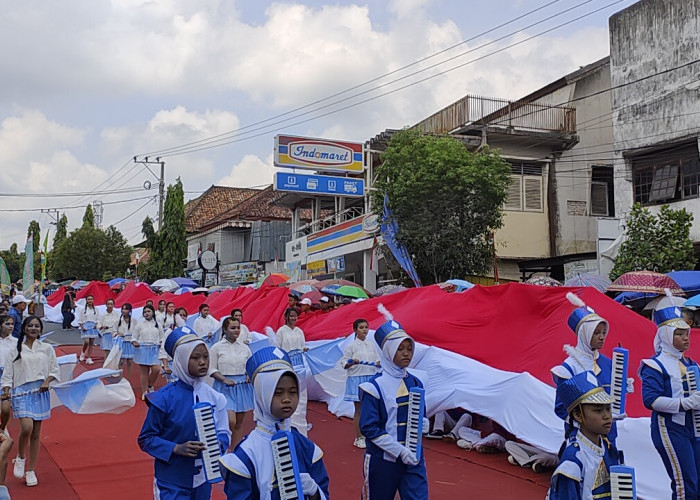 Rekor! Bendera 78 Meter Berkibar di Jalan Sudirman Prabumulih, Cek Videonya 