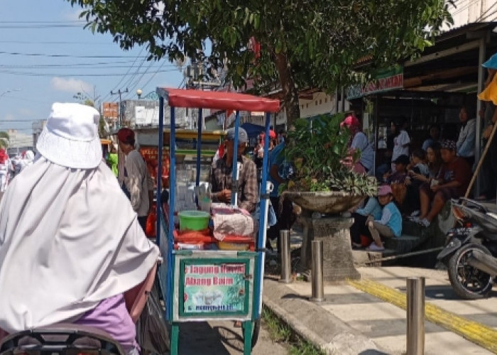 Pedagang Dadakan di Prabumulih Raup Untung di Momen Gerak Jalan HUT RI ke-79