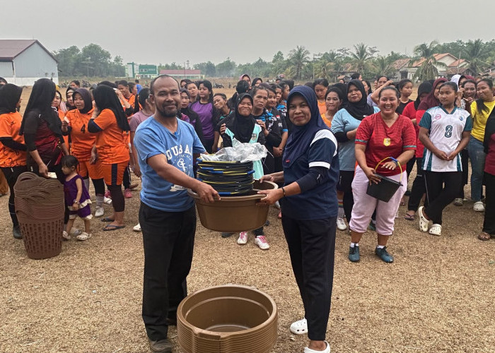 Ibu-Ibu Desa Pangkul Bikin Lapangan Bola Kaki Bergemuruh, Semangatnya Luar Biasa