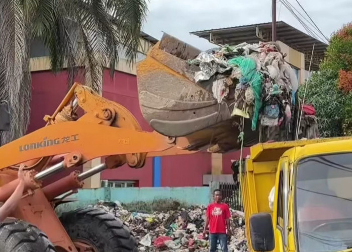 Tumpukan Sampah di Taman Kota Prabujaya Akhirnya Dibereskan, Warga Lega!