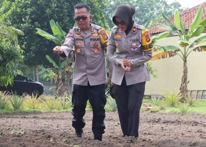 Polres Prabumulih Dukung Ketahanan Pangan dengan Penanaman Bibit Ikan di Kolam Bioflok