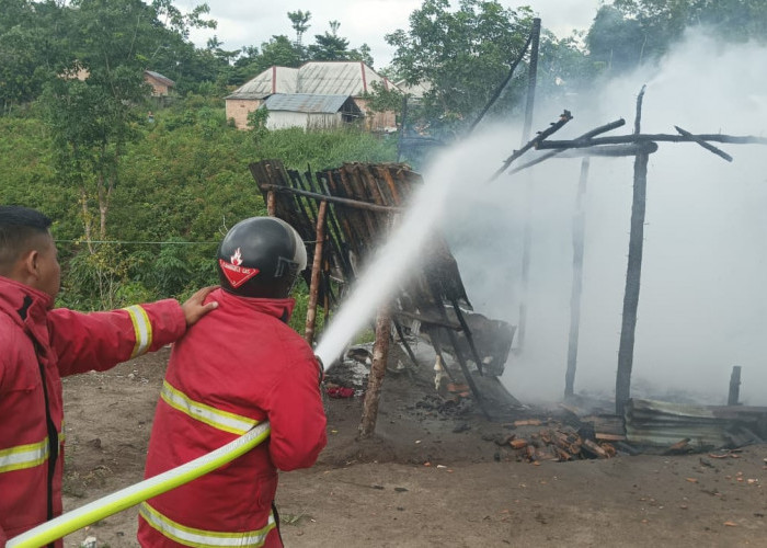 Kebakaran di Kawasan TPA Prabumulih Hanguskan Rumah Jauhari, Hanya Pakaian di Badan yang Tersisa