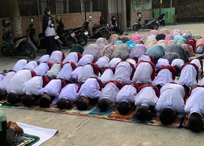 Penuh Khidmat, Keluarga Besar MI Tahfidz Darul Mubin Gelar Salat Istisqa dan Doa Bersama