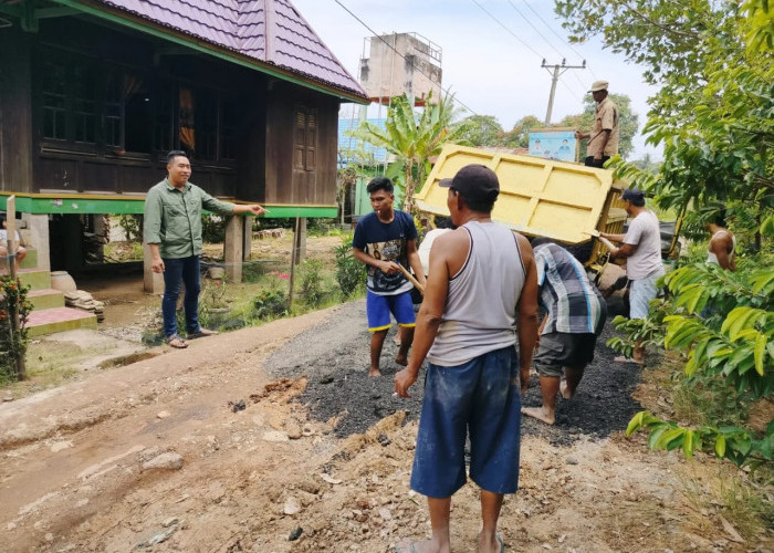 Salut! Pemuda di Ogan Ilir Ini Rela Rogoh Kocek Pribadinya untuk Timbun Jalan Berlubang di Desanya