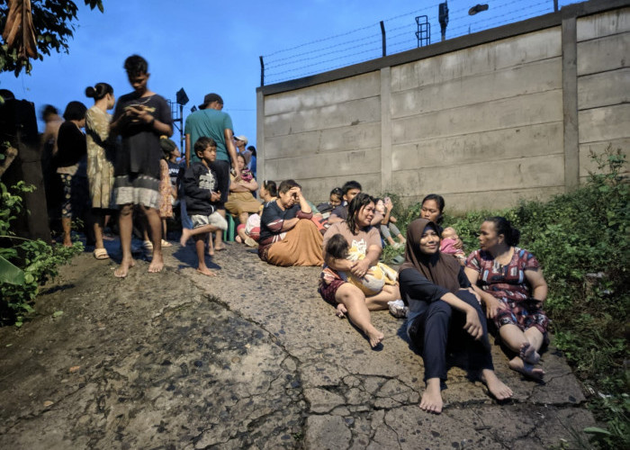 Warga Prabumulih Terdampak Banjir Kedinginan dan Kelaparan, Ngungsi di Pinggir Rel 