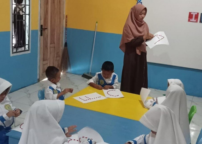 Meronce Jadi Media Edukasi, TK IT Shoutul Quran Prabumulih Kembangkan Motorik Halus Siswa
