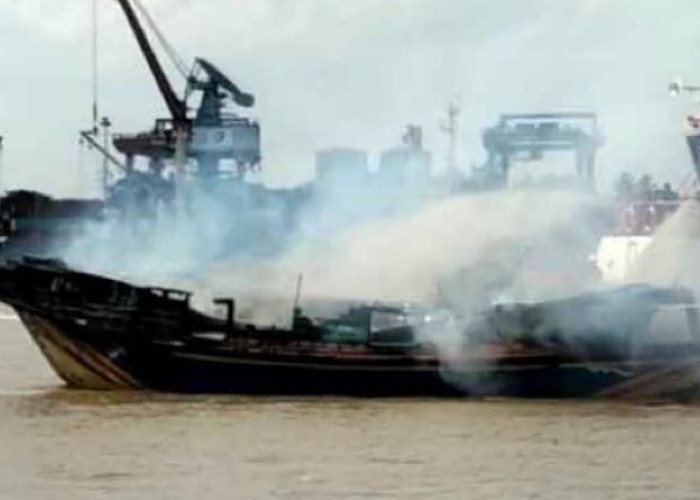 Perahu Jukung Angkut 40 Ton Beras Asal Banyuasin Hangus Terbakar di Sungai Musi