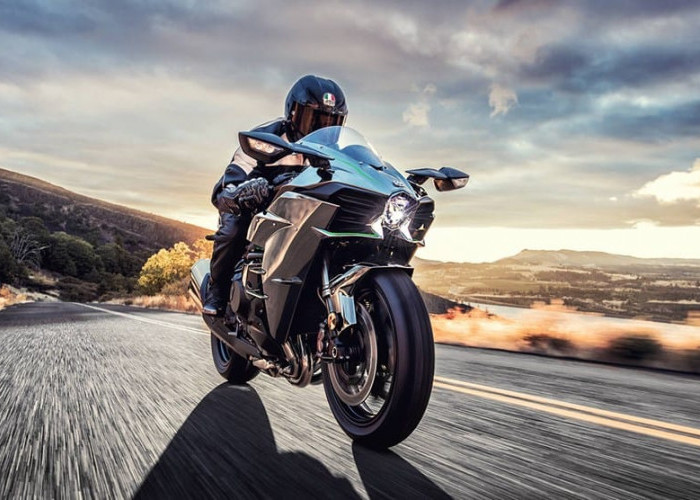 Kawasaki Ninja H2 vs Ducati Panigale V4 dan BMW M 1000 RR, Mana Motor Hypersport Terbaik
