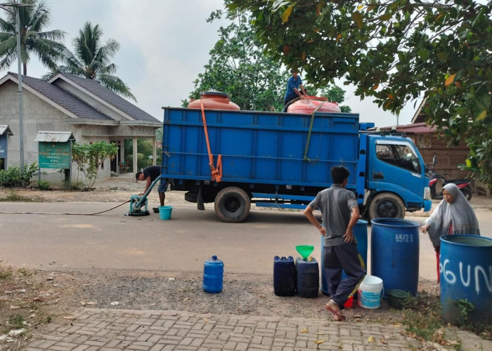 Hadapi Kekeringan, Pemdes Sinar Rambang Distribusikan Puluhan Ribu Liter Air Bersih