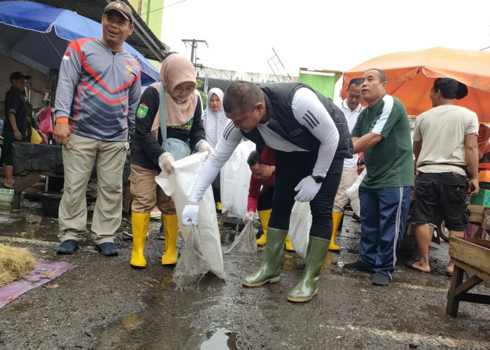 Wakil Walikota Prabumulih Pimpin Aksi Bersih Pasar untuk Hari Peduli Sampah Nasional