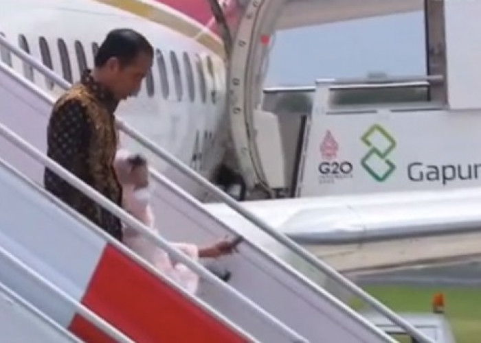 Iriana Jokowi Terpelesat Saat Turun Tangga Pesawat