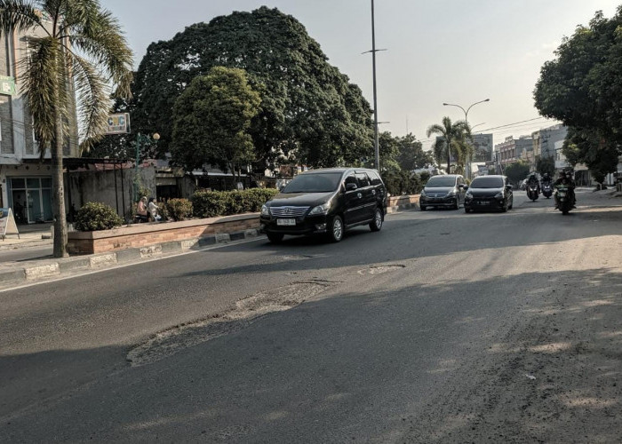 Membahayakan Pengendara, Jalan Sudirman Makin Banyak Lubang : Warga Desak Pemkot Segera Lakukan Perbaikan